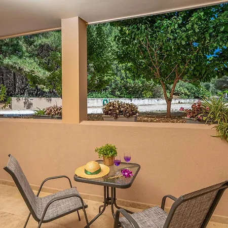 Egialion Iqia Apartment
