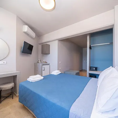 Egialion Iqia Apartment *