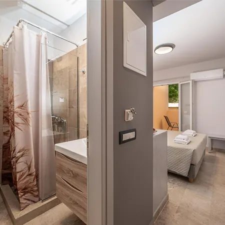 Egialion Iqia Apartment