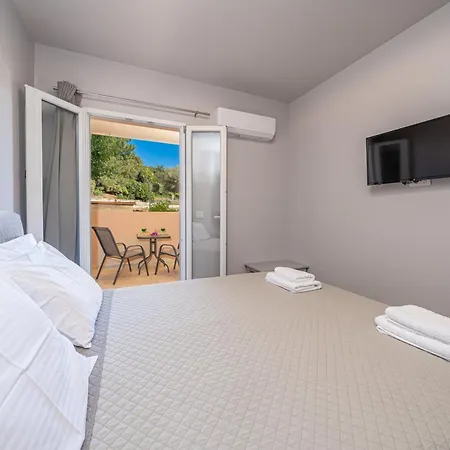 Egialion Iqia Apartment *
